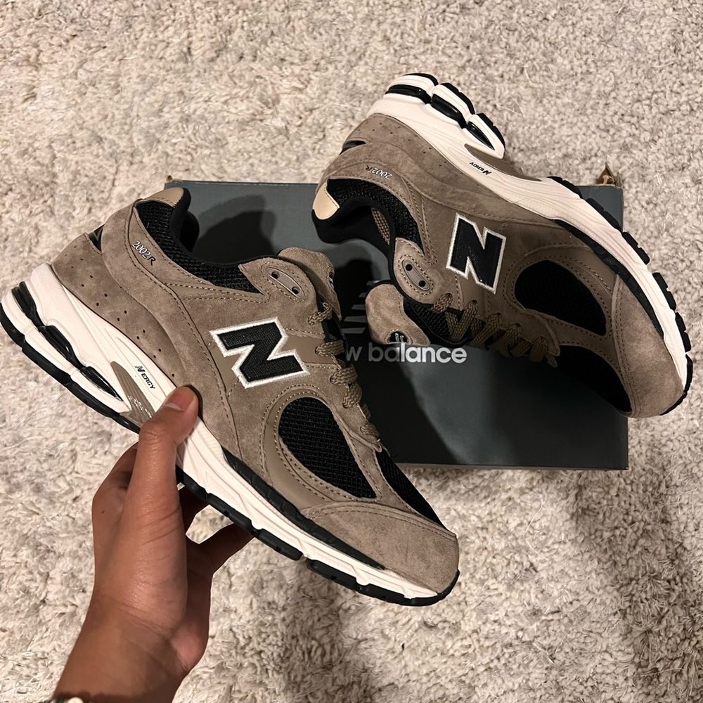 New Balance Men's Beige and Black Sneakers